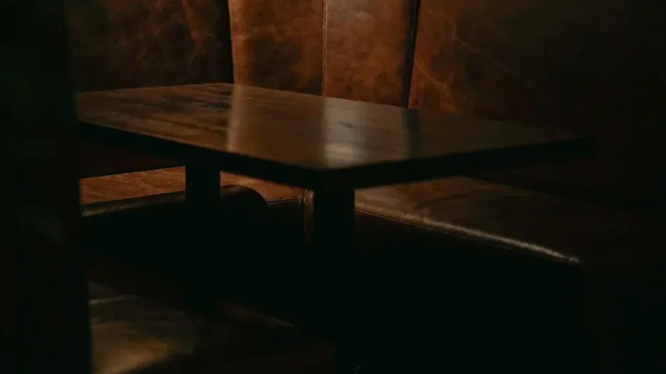 Un tapis de cartes sous les poutres de la voilerie